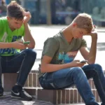 teenageři s mobilem