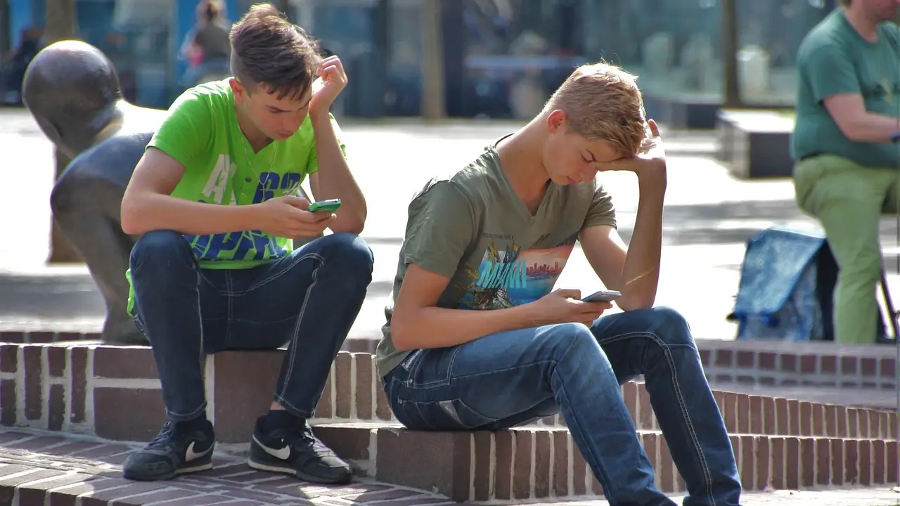 teenageři s mobilem
