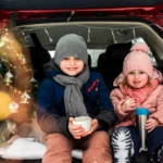 Děti v zimě na autě