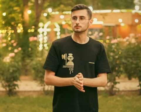 Muž v tričku